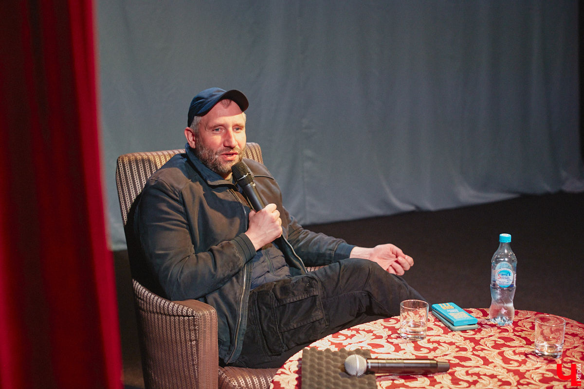 Имя Юрия Быкова знакомо не только киноманам. Его фильмы «Майор», «Дурак» и «Жить» хорошенько пошумели и прославили автора. При этом сам режиссер остался простым человеком, который открыто и откровенно общается с поклонниками. 30 апреля гений российского артхаусного кино посетил наш город. Рассказываем, о чем он беседовал с владимирскими зрителями.