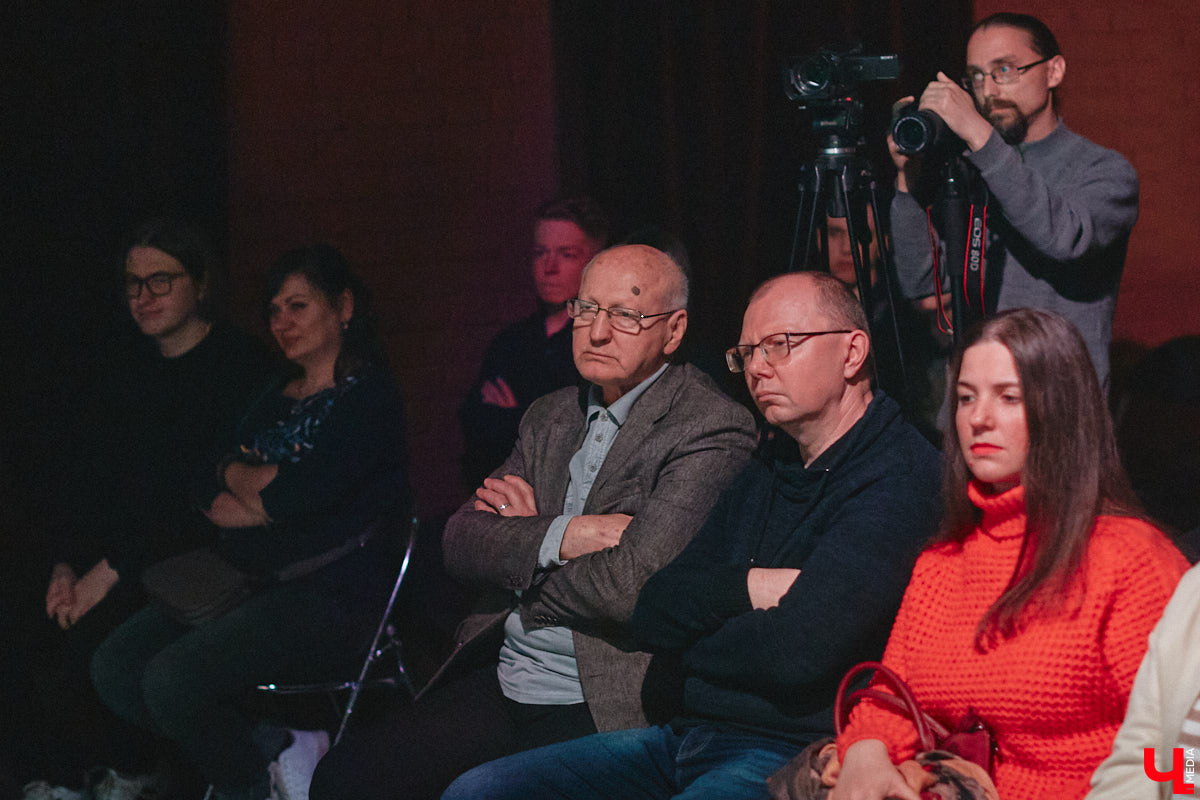 Имя Юрия Быкова знакомо не только киноманам. Его фильмы «Майор», «Дурак» и «Жить» хорошенько пошумели и прославили автора. При этом сам режиссер остался простым человеком, который открыто и откровенно общается с поклонниками. 30 апреля гений российского артхаусного кино посетил наш город. Рассказываем, о чем он беседовал с владимирскими зрителями.