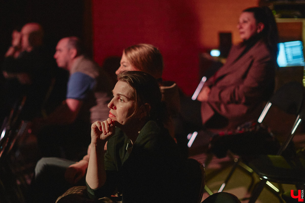 Имя Юрия Быкова знакомо не только киноманам. Его фильмы «Майор», «Дурак» и «Жить» хорошенько пошумели и прославили автора. При этом сам режиссер остался простым человеком, который открыто и откровенно общается с поклонниками. 30 апреля гений российского артхаусного кино посетил наш город. Рассказываем, о чем он беседовал с владимирскими зрителями.