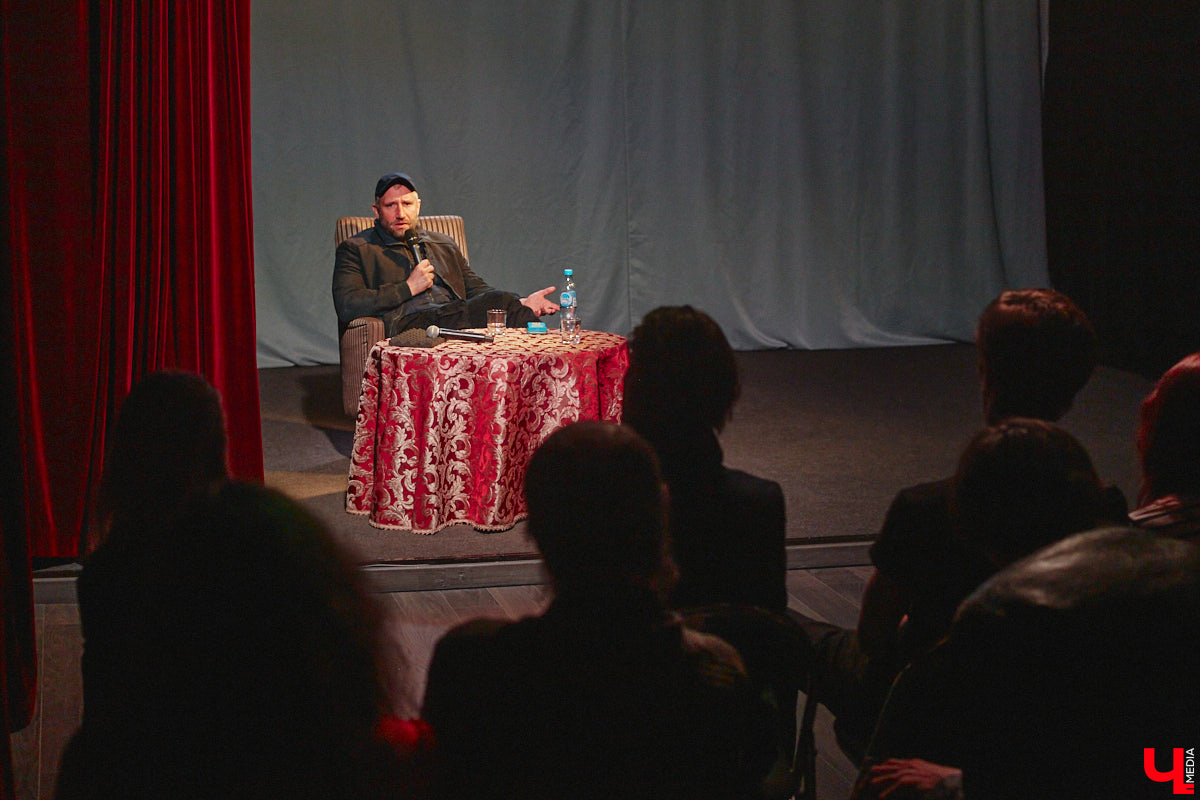 Имя Юрия Быкова знакомо не только киноманам. Его фильмы «Майор», «Дурак» и «Жить» хорошенько пошумели и прославили автора. При этом сам режиссер остался простым человеком, который открыто и откровенно общается с поклонниками. 30 апреля гений российского артхаусного кино посетил наш город. Рассказываем, о чем он беседовал с владимирскими зрителями.