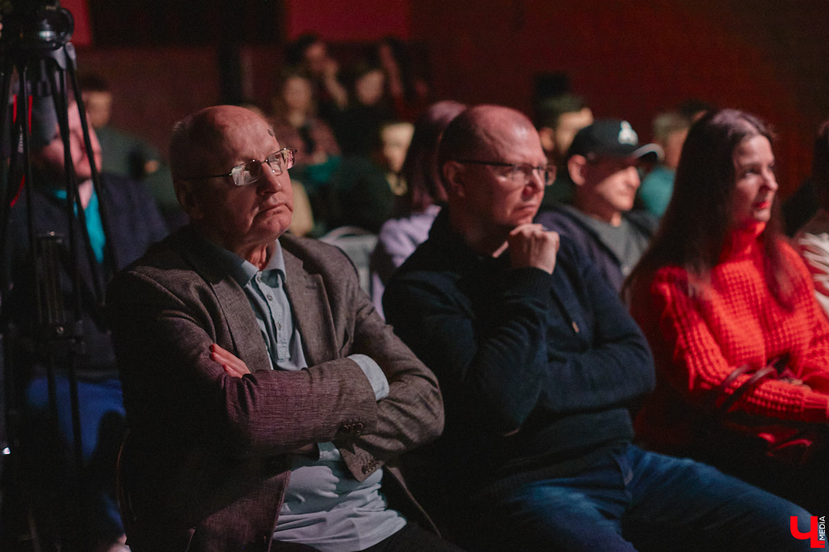 Имя Юрия Быкова знакомо не только киноманам. Его фильмы «Майор», «Дурак» и «Жить» хорошенько пошумели и прославили автора. При этом сам режиссер остался простым человеком, который открыто и откровенно общается с поклонниками. 30 апреля гений российского артхаусного кино посетил наш город. Рассказываем, о чем он беседовал с владимирскими зрителями.