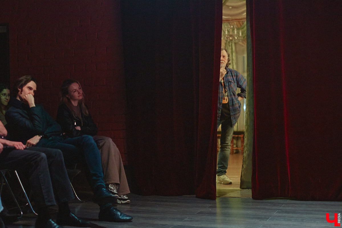 Имя Юрия Быкова знакомо не только киноманам. Его фильмы «Майор», «Дурак» и «Жить» хорошенько пошумели и прославили автора. При этом сам режиссер остался простым человеком, который открыто и откровенно общается с поклонниками. 30 апреля гений российского артхаусного кино посетил наш город. Рассказываем, о чем он беседовал с владимирскими зрителями.