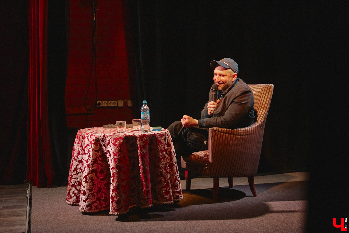 Имя Юрия Быкова знакомо не только киноманам. Его фильмы «Майор», «Дурак» и «Жить» хорошенько пошумели и прославили автора. При этом сам режиссер остался простым человеком, который открыто и откровенно общается с поклонниками. 30 апреля гений российского артхаусного кино посетил наш город. Рассказываем, о чем он беседовал с владимирскими зрителями.