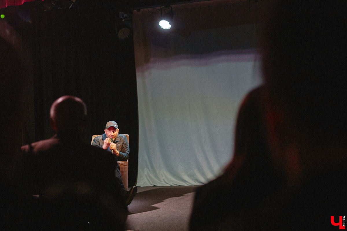 Имя Юрия Быкова знакомо не только киноманам. Его фильмы «Майор», «Дурак» и «Жить» хорошенько пошумели и прославили автора. При этом сам режиссер остался простым человеком, который открыто и откровенно общается с поклонниками. 30 апреля гений российского артхаусного кино посетил наш город. Рассказываем, о чем он беседовал с владимирскими зрителями.