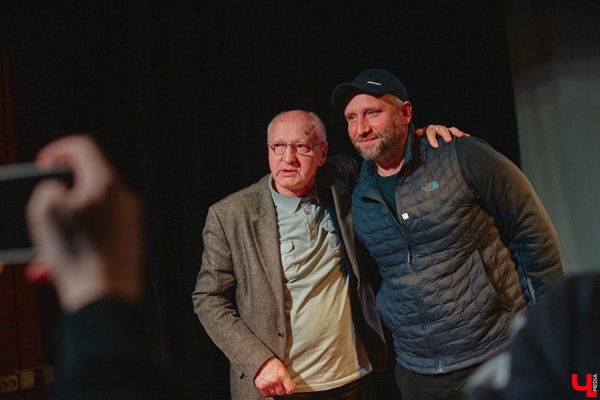 Имя Юрия Быкова знакомо не только киноманам. Его фильмы «Майор», «Дурак» и «Жить» хорошенько пошумели и прославили автора. При этом сам режиссер остался простым человеком, который открыто и откровенно общается с поклонниками. 30 апреля гений российского артхаусного кино посетил наш город. Рассказываем, о чем он беседовал с владимирскими зрителями.