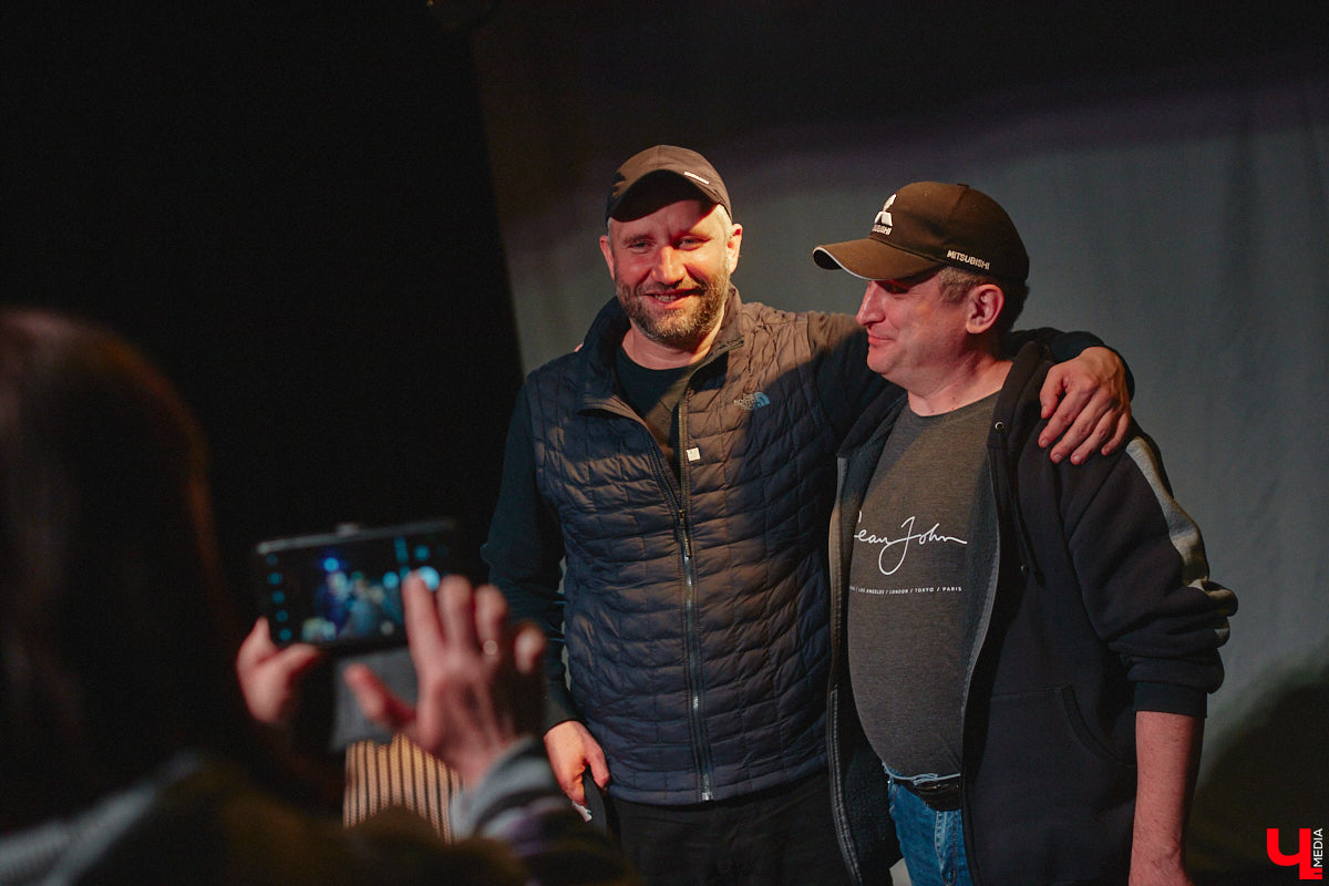 Имя Юрия Быкова знакомо не только киноманам. Его фильмы «Майор», «Дурак» и «Жить» хорошенько пошумели и прославили автора. При этом сам режиссер остался простым человеком, который открыто и откровенно общается с поклонниками. 30 апреля гений российского артхаусного кино посетил наш город. Рассказываем, о чем он беседовал с владимирскими зрителями.