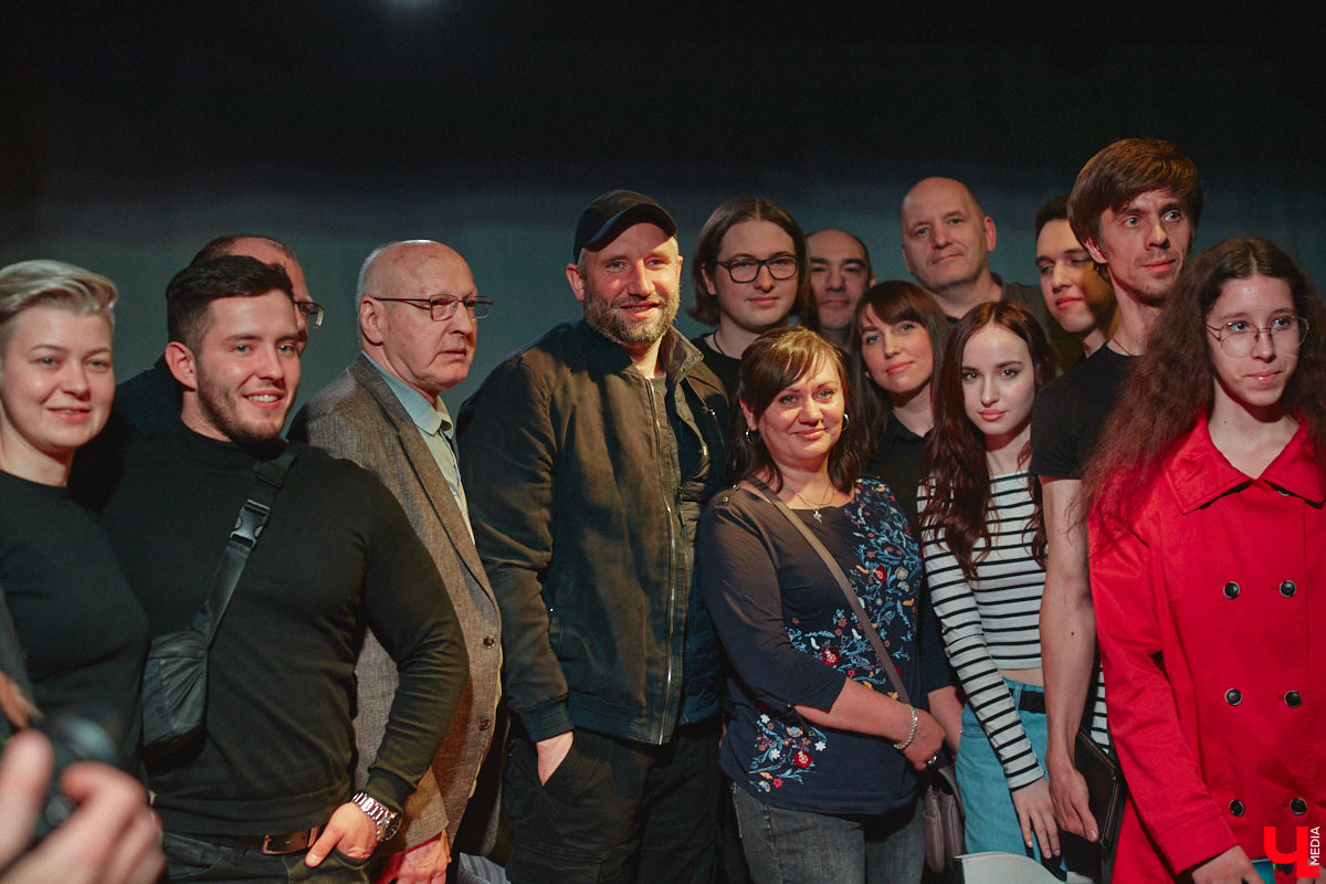 Имя Юрия Быкова знакомо не только киноманам. Его фильмы «Майор», «Дурак» и «Жить» хорошенько пошумели и прославили автора. При этом сам режиссер остался простым человеком, который открыто и откровенно общается с поклонниками. 30 апреля гений российского артхаусного кино посетил наш город. Рассказываем, о чем он беседовал с владимирскими зрителями.