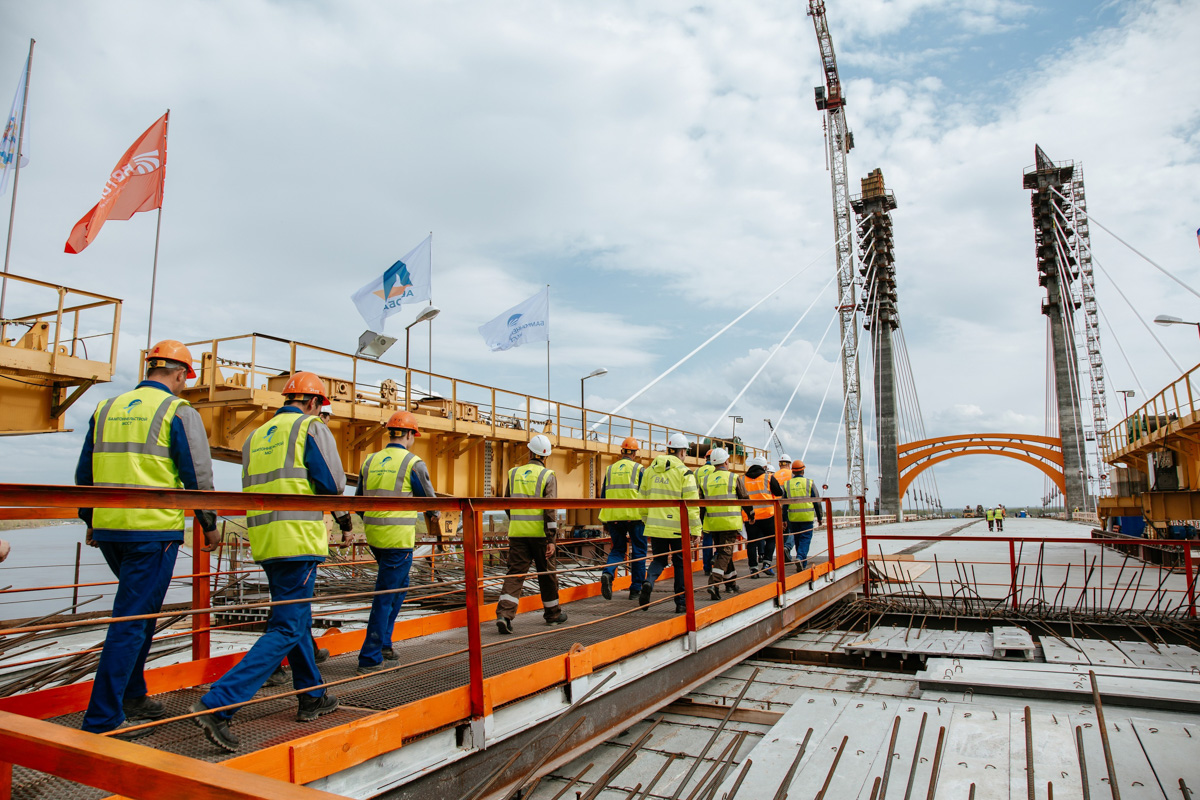 В Муроме завершено строительство пролета вантового моста через Оку, который соединил два берега Владимирской и Нижегородской областей. Работы удалось выполнить в рекордное время. Уже в июне на путепроводе начнут укладывать асфальт, а в сентябре по нему откроют движение. Но только этой новостью наш дорожный обзор сегодня не ограничится.
