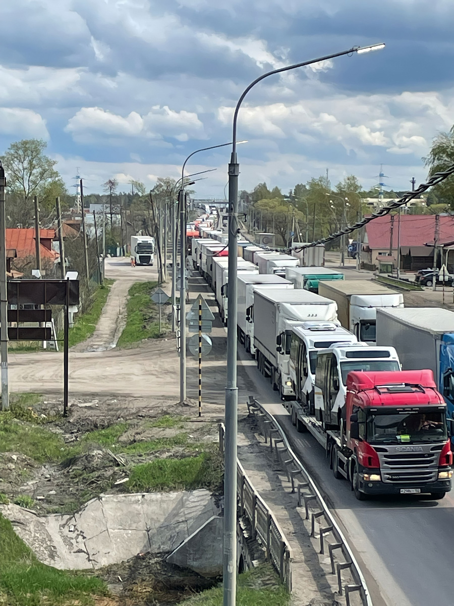 В Муроме завершено строительство пролета вантового моста через Оку, который соединил два берега Владимирской и Нижегородской областей. Работы удалось выполнить в рекордное время. Уже в июне на путепроводе начнут укладывать асфальт, а в сентябре по нему откроют движение. Но только этой новостью наш дорожный обзор сегодня не ограничится.