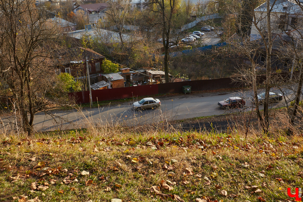 Зону для благоустройства территорий вокруг владимирского вокзала хотят расширить, чтобы сделать новый маршрут для пеших прогулок, который свяжет Вокзальную улицу с Клязьминской и Урицкого. «Ключ-Медиа» решил спросить у городских урбанистов, что они думают по этому поводу.