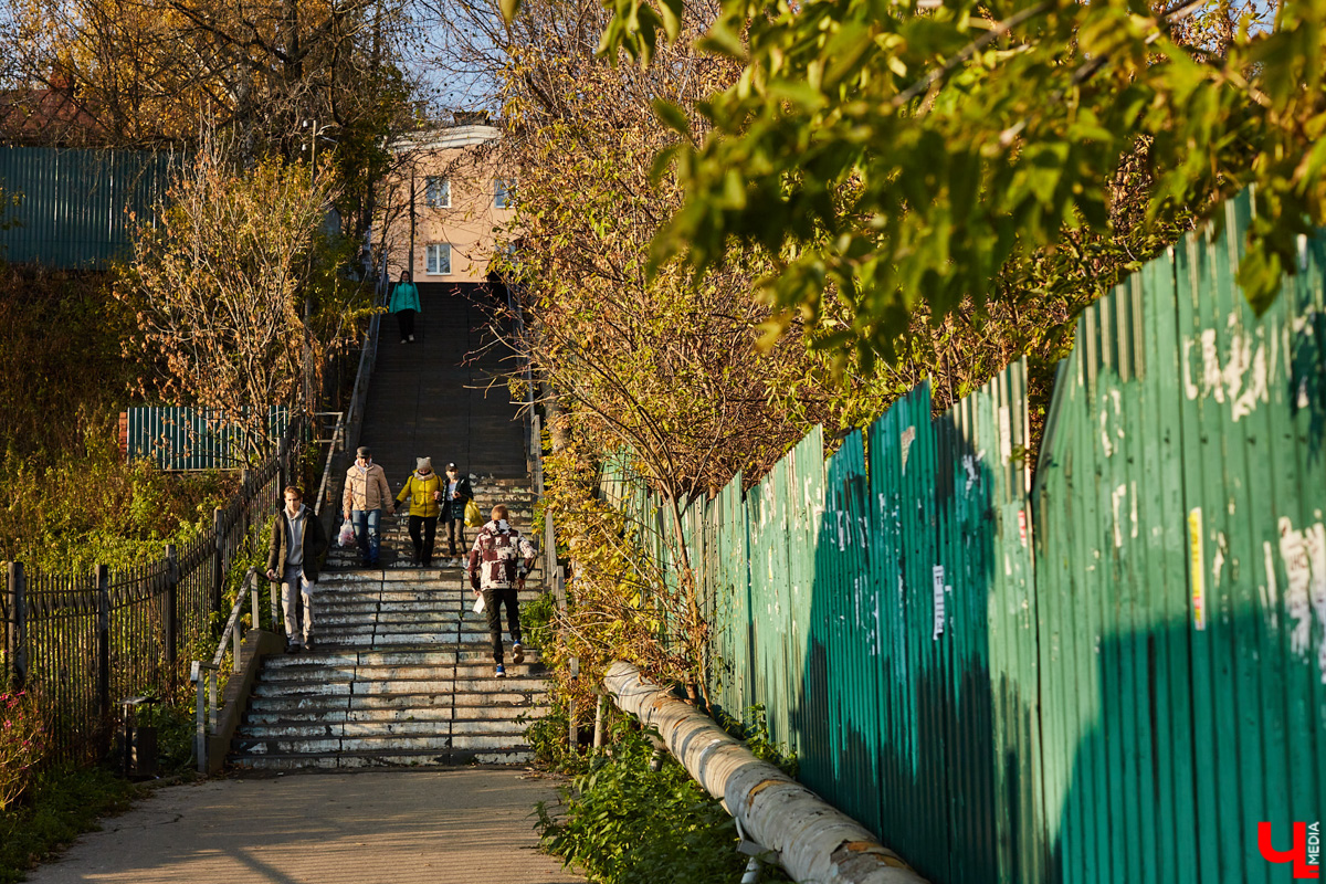 Зону для благоустройства территорий вокруг владимирского вокзала хотят расширить, чтобы сделать новый маршрут для пеших прогулок, который свяжет Вокзальную улицу с Клязьминской и Урицкого. «Ключ-Медиа» решил спросить у городских урбанистов, что они думают по этому поводу.