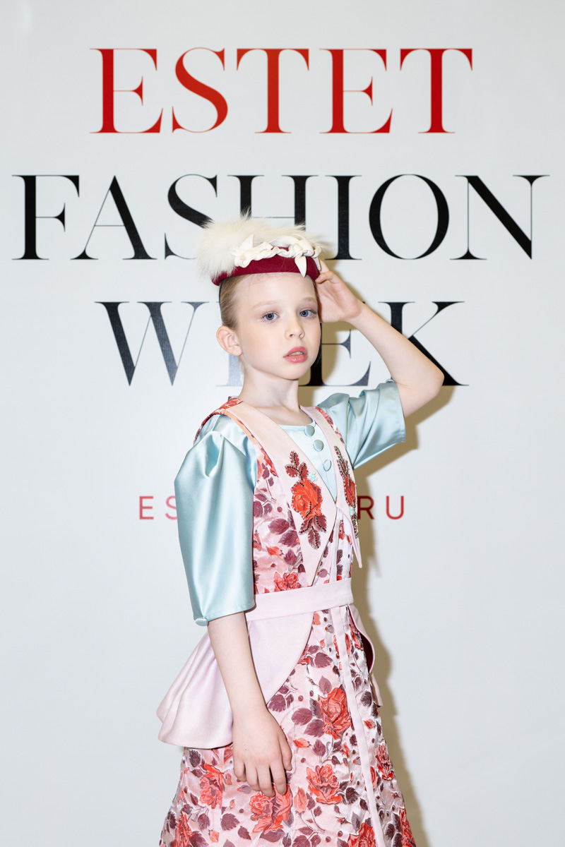 Владимирский дизайнер детской одежды Наталья Рязанова и ее ученицы приняли участие в Estet Fashion Week. Там юные модели продемонстрировали коллекцию одежды Вячеслава Зайцева. Как все прошло и какие воспоминания остались у Натальи о знаменитом мэтре, она рассказала «Ключ-Медиа».