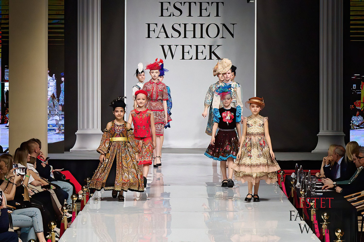Владимирский дизайнер детской одежды Наталья Рязанова и ее ученицы приняли участие в Estet Fashion Week. Там юные модели продемонстрировали коллекцию одежды Вячеслава Зайцева. Как все прошло и какие воспоминания остались у Натальи о знаменитом мэтре, она рассказала «Ключ-Медиа».