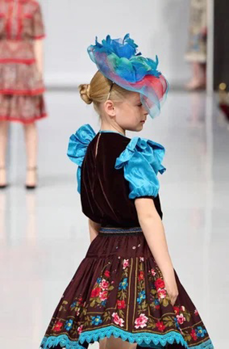 Владимирский дизайнер детской одежды Наталья Рязанова и ее ученицы приняли участие в Estet Fashion Week. Там юные модели продемонстрировали коллекцию одежды Вячеслава Зайцева. Как все прошло и какие воспоминания остались у Натальи о знаменитом мэтре, она рассказала «Ключ-Медиа».