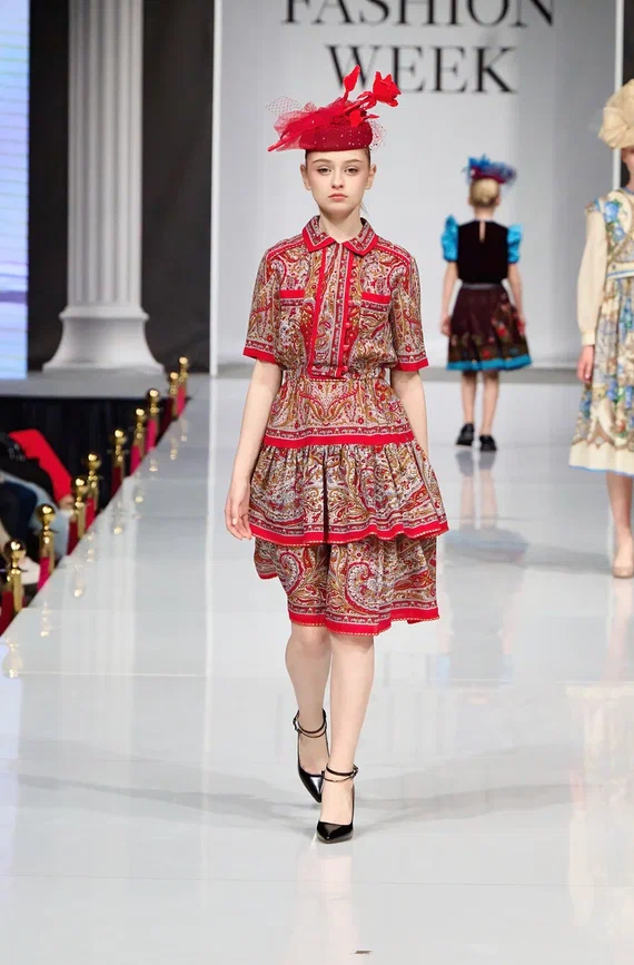 Владимирский дизайнер детской одежды Наталья Рязанова и ее ученицы приняли участие в Estet Fashion Week. Там юные модели продемонстрировали коллекцию одежды Вячеслава Зайцева. Как все прошло и какие воспоминания остались у Натальи о знаменитом мэтре, она рассказала «Ключ-Медиа».