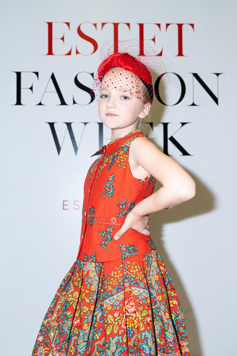 Владимирский дизайнер детской одежды Наталья Рязанова и ее ученицы приняли участие в Estet Fashion Week. Там юные модели продемонстрировали коллекцию одежды Вячеслава Зайцева. Как все прошло и какие воспоминания остались у Натальи о знаменитом мэтре, она рассказала «Ключ-Медиа».