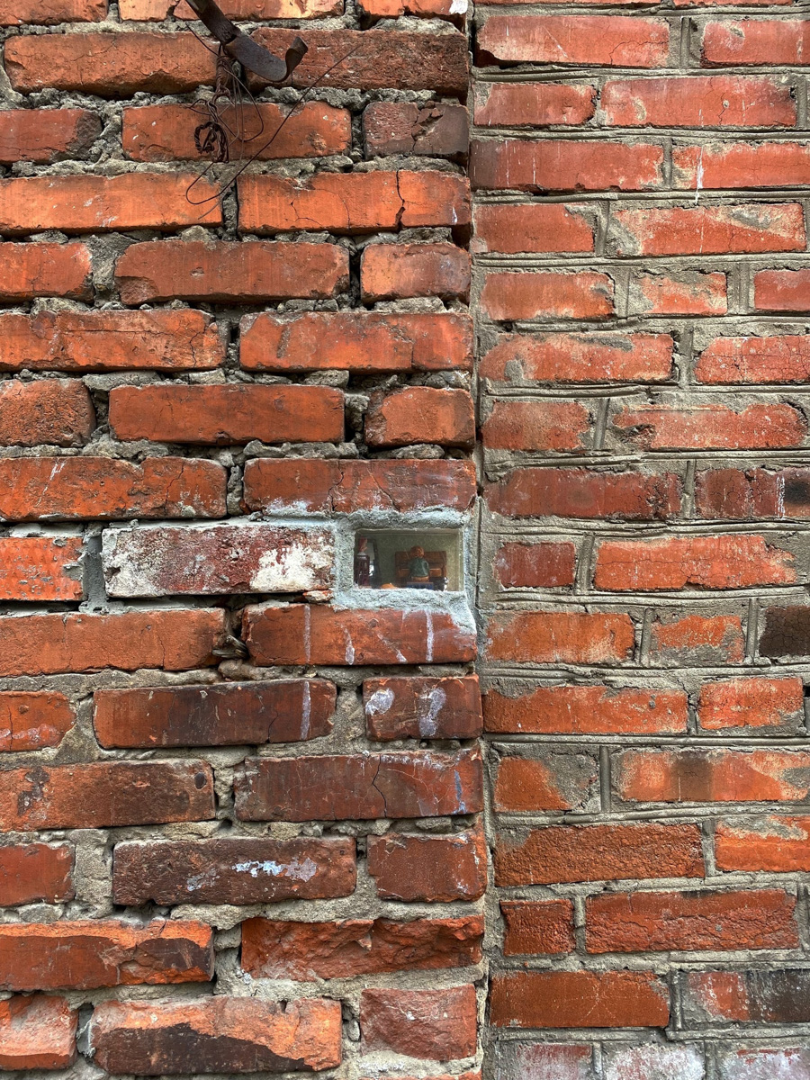 Новые мини-инсталляции под стеклом появились в кирпичных кладках сразу двух владимирских строений. Уникальные работы — дело рук уличных художников, которые вписали свои миниатюры в значимые для города здания с учетом их богатой истории.