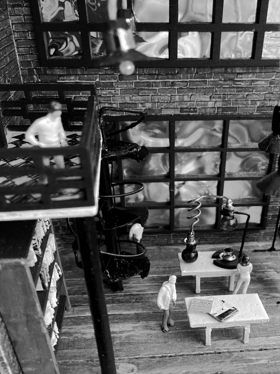 Новые мини-инсталляции под стеклом появились в кирпичных кладках сразу двух владимирских строений. Уникальные работы — дело рук уличных художников, которые вписали свои миниатюры в значимые для города здания с учетом их богатой истории.