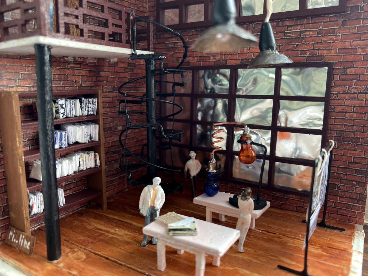 Новые мини-инсталляции под стеклом появились в кирпичных кладках сразу двух владимирских строений. Уникальные работы — дело рук уличных художников, которые вписали свои миниатюры в значимые для города здания с учетом их богатой истории.