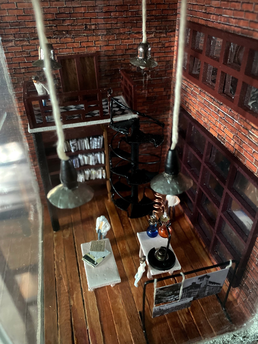 Новые мини-инсталляции под стеклом появились в кирпичных кладках сразу двух владимирских строений. Уникальные работы — дело рук уличных художников, которые вписали свои миниатюры в значимые для города здания с учетом их богатой истории.