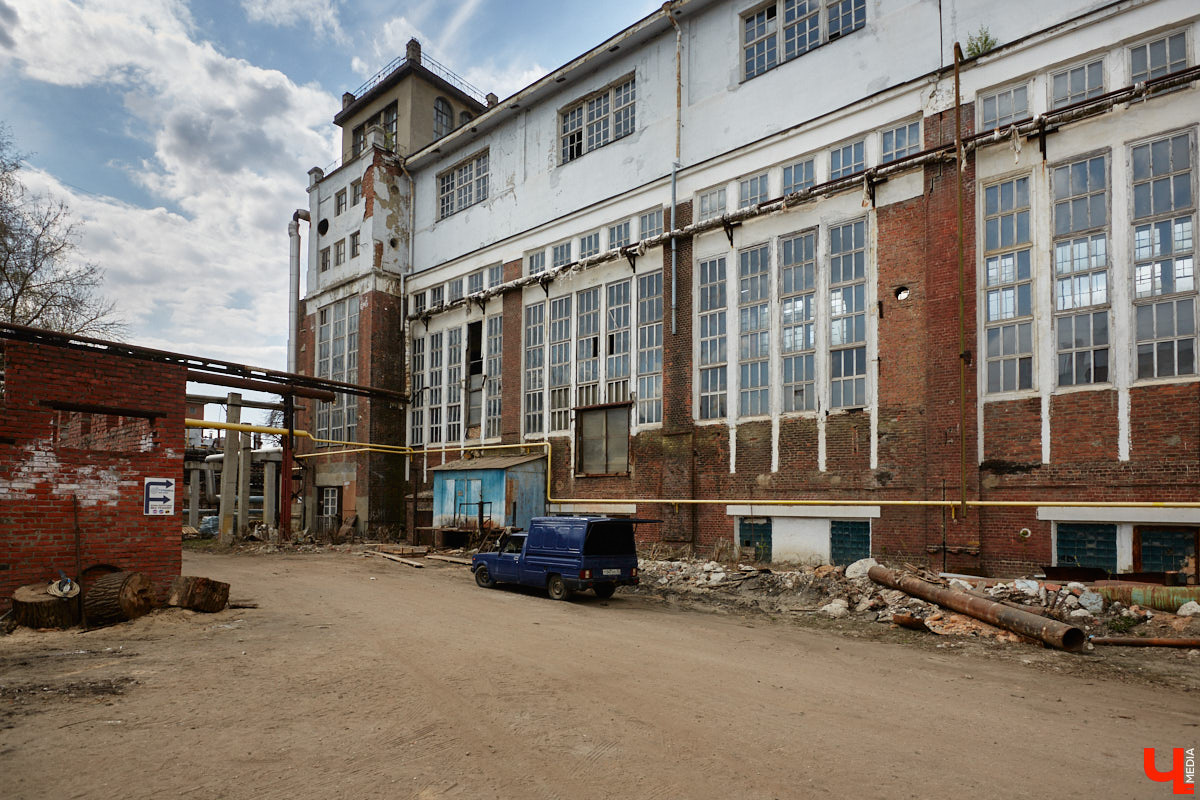 Новые мини-инсталляции под стеклом появились в кирпичных кладках сразу двух владимирских строений. Уникальные работы — дело рук уличных художников, которые вписали свои миниатюры в значимые для города здания с учетом их богатой истории.