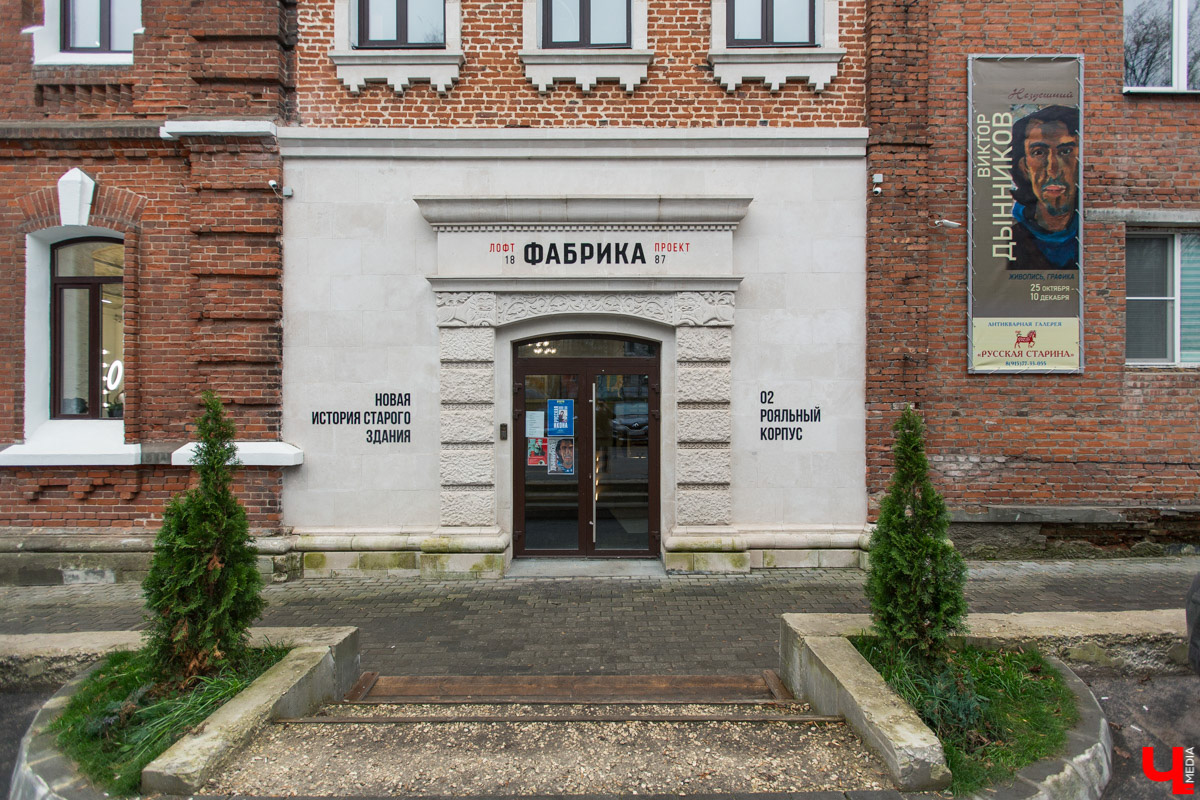 Новые мини-инсталляции под стеклом появились в кирпичных кладках сразу двух владимирских строений. Уникальные работы — дело рук уличных художников, которые вписали свои миниатюры в значимые для города здания с учетом их богатой истории.