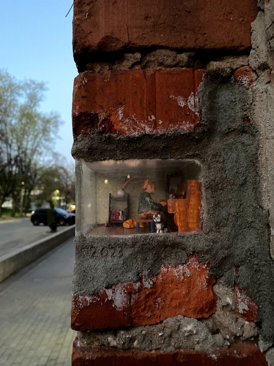 Новые мини-инсталляции под стеклом появились в кирпичных кладках сразу двух владимирских строений. Уникальные работы — дело рук уличных художников, которые вписали свои миниатюры в значимые для города здания с учетом их богатой истории.