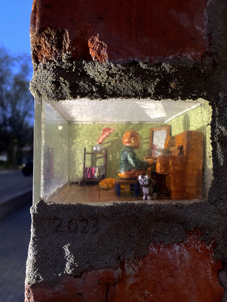 Новые мини-инсталляции под стеклом появились в кирпичных кладках сразу двух владимирских строений. Уникальные работы — дело рук уличных художников, которые вписали свои миниатюры в значимые для города здания с учетом их богатой истории.