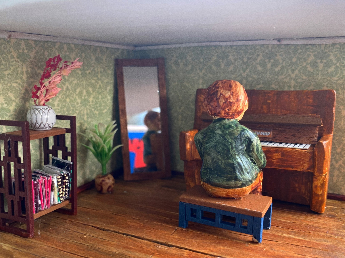 Новые мини-инсталляции под стеклом появились в кирпичных кладках сразу двух владимирских строений. Уникальные работы — дело рук уличных художников, которые вписали свои миниатюры в значимые для города здания с учетом их богатой истории.