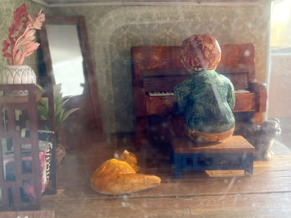 Новые мини-инсталляции под стеклом появились в кирпичных кладках сразу двух владимирских строений. Уникальные работы — дело рук уличных художников, которые вписали свои миниатюры в значимые для города здания с учетом их богатой истории.