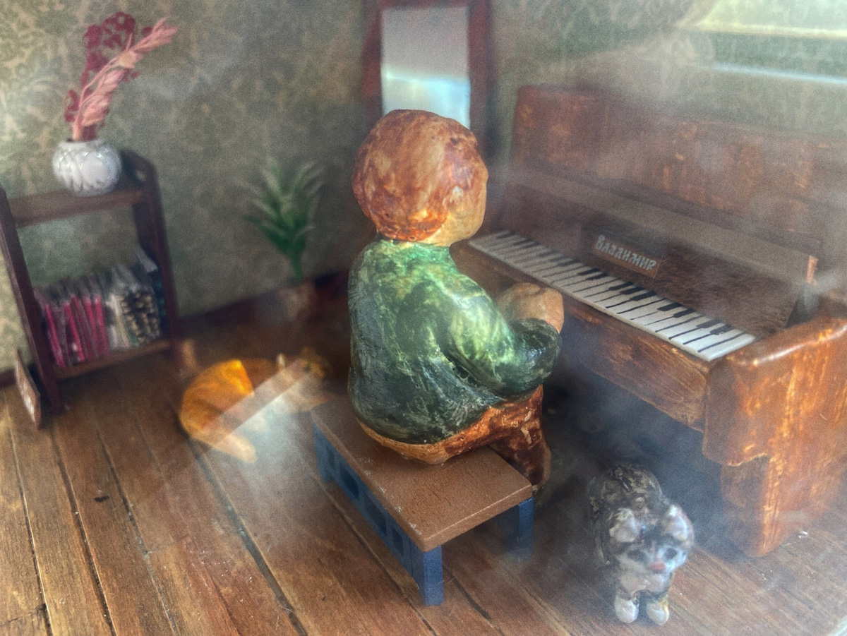 Новые мини-инсталляции под стеклом появились в кирпичных кладках сразу двух владимирских строений. Уникальные работы — дело рук уличных художников, которые вписали свои миниатюры в значимые для города здания с учетом их богатой истории.