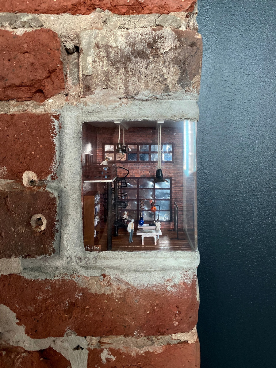 Новые мини-инсталляции под стеклом появились в кирпичных кладках сразу двух владимирских строений. Уникальные работы — дело рук уличных художников, которые вписали свои миниатюры в значимые для города здания с учетом их богатой истории.