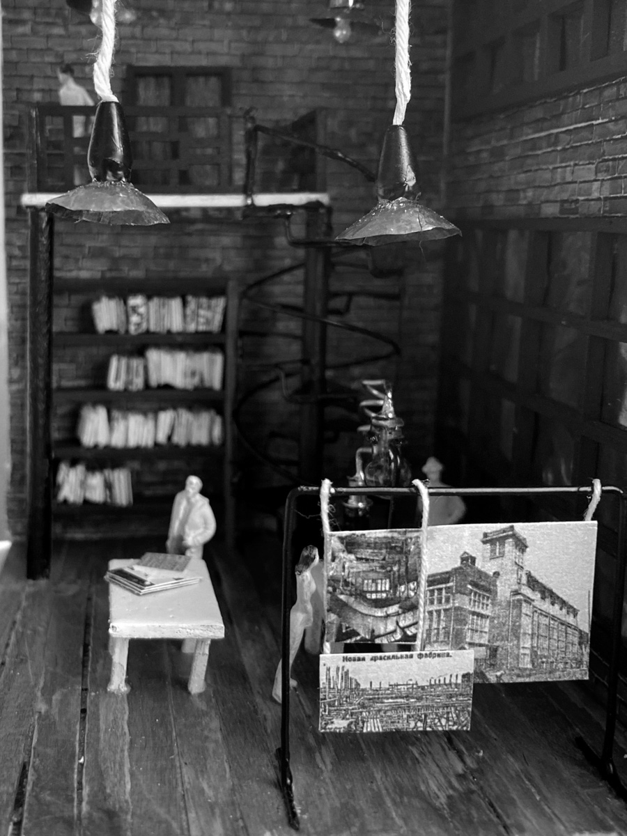 Новые мини-инсталляции под стеклом появились в кирпичных кладках сразу двух владимирских строений. Уникальные работы — дело рук уличных художников, которые вписали свои миниатюры в значимые для города здания с учетом их богатой истории.