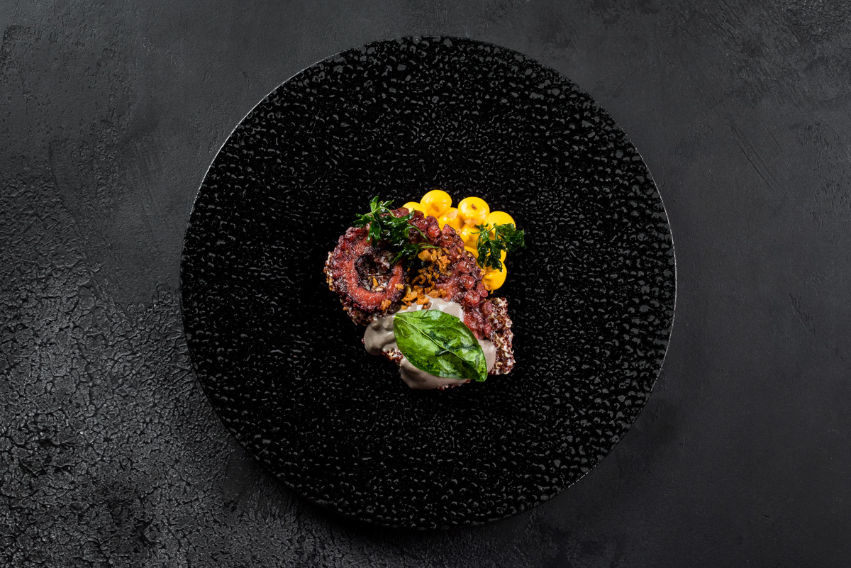 Пожалуй, самое мясное место во Владимире — VLADBEEF BAR — продолжает удивлять гостей. Исключительная кухня, в концепции которой приготовление всех видов стейков из мраморной говядины, позволит вам значительно расширить свои гастрономические горизонты. Теперь под брутальной черной вывеской в роскошных залах, где стиль лофт гармонично объединен со стилем ар-деко, одинаково уютно будут чувствовать себя и любители мяса, и поклонники рыбных блюд.