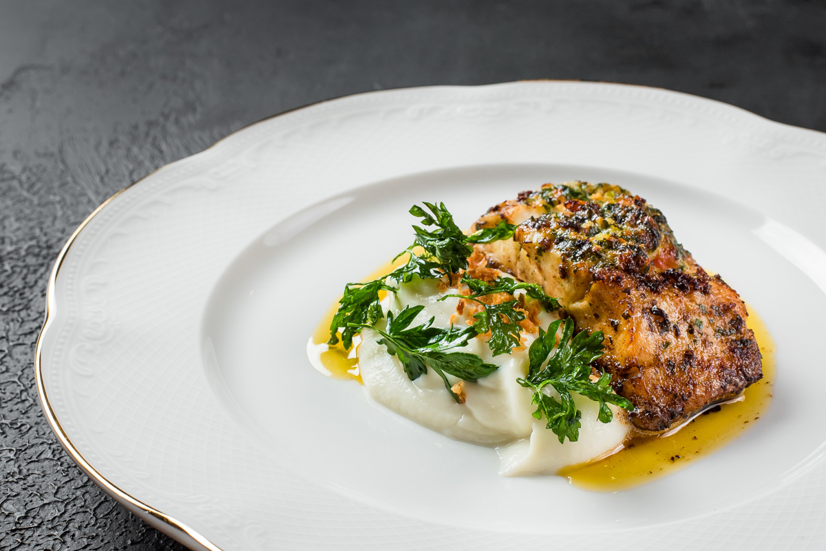 Пожалуй, самое мясное место во Владимире — VLADBEEF BAR — продолжает удивлять гостей. Исключительная кухня, в концепции которой приготовление всех видов стейков из мраморной говядины, позволит вам значительно расширить свои гастрономические горизонты. Теперь под брутальной черной вывеской в роскошных залах, где стиль лофт гармонично объединен со стилем ар-деко, одинаково уютно будут чувствовать себя и любители мяса, и поклонники рыбных блюд.