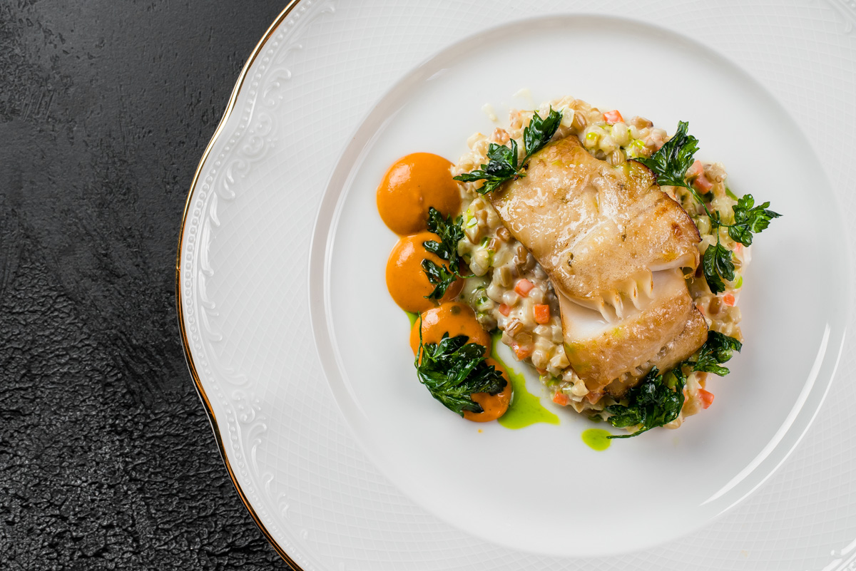 Пожалуй, самое мясное место во Владимире — VLADBEEF BAR — продолжает удивлять гостей. Исключительная кухня, в концепции которой приготовление всех видов стейков из мраморной говядины, позволит вам значительно расширить свои гастрономические горизонты. Теперь под брутальной черной вывеской в роскошных залах, где стиль лофт гармонично объединен со стилем ар-деко, одинаково уютно будут чувствовать себя и любители мяса, и поклонники рыбных блюд.