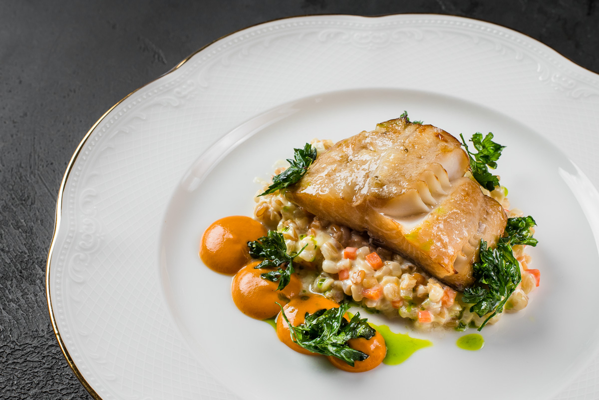 Пожалуй, самое мясное место во Владимире — VLADBEEF BAR — продолжает удивлять гостей. Исключительная кухня, в концепции которой приготовление всех видов стейков из мраморной говядины, позволит вам значительно расширить свои гастрономические горизонты. Теперь под брутальной черной вывеской в роскошных залах, где стиль лофт гармонично объединен со стилем ар-деко, одинаково уютно будут чувствовать себя и любители мяса, и поклонники рыбных блюд.