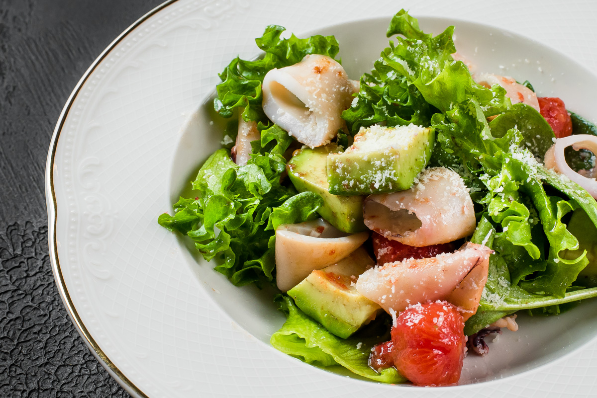 Пожалуй, самое мясное место во Владимире — VLADBEEF BAR — продолжает удивлять гостей. Исключительная кухня, в концепции которой приготовление всех видов стейков из мраморной говядины, позволит вам значительно расширить свои гастрономические горизонты. Теперь под брутальной черной вывеской в роскошных залах, где стиль лофт гармонично объединен со стилем ар-деко, одинаково уютно будут чувствовать себя и любители мяса, и поклонники рыбных блюд.