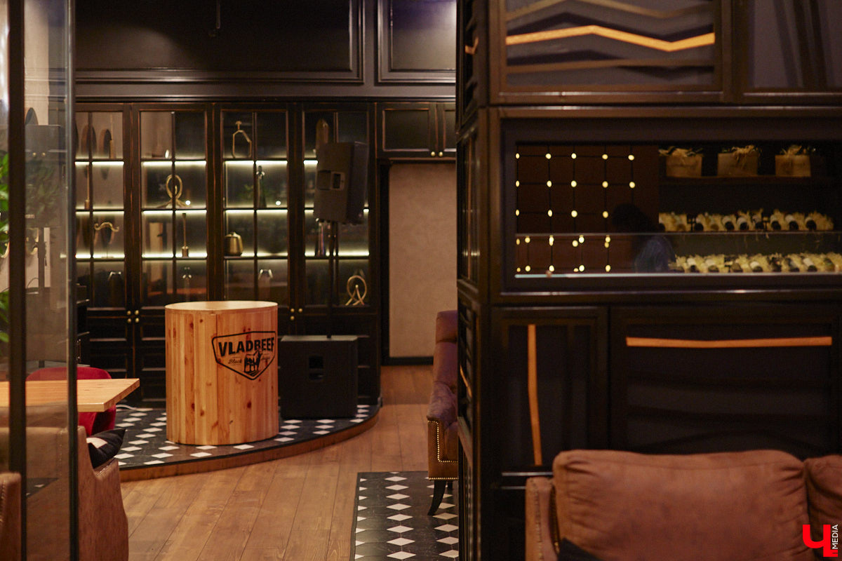 Пожалуй, самое мясное место во Владимире — VLADBEEF BAR — продолжает удивлять гостей. Исключительная кухня, в концепции которой приготовление всех видов стейков из мраморной говядины, позволит вам значительно расширить свои гастрономические горизонты. Теперь под брутальной черной вывеской в роскошных залах, где стиль лофт гармонично объединен со стилем ар-деко, одинаково уютно будут чувствовать себя и любители мяса, и поклонники рыбных блюд.