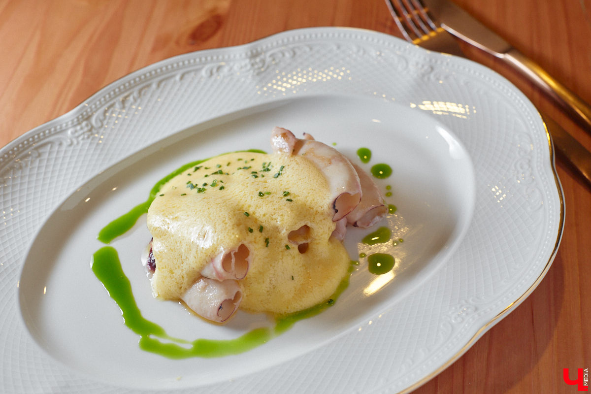 Пожалуй, самое мясное место во Владимире — VLADBEEF BAR — продолжает удивлять гостей. Исключительная кухня, в концепции которой приготовление всех видов стейков из мраморной говядины, позволит вам значительно расширить свои гастрономические горизонты. Теперь под брутальной черной вывеской в роскошных залах, где стиль лофт гармонично объединен со стилем ар-деко, одинаково уютно будут чувствовать себя и любители мяса, и поклонники рыбных блюд.