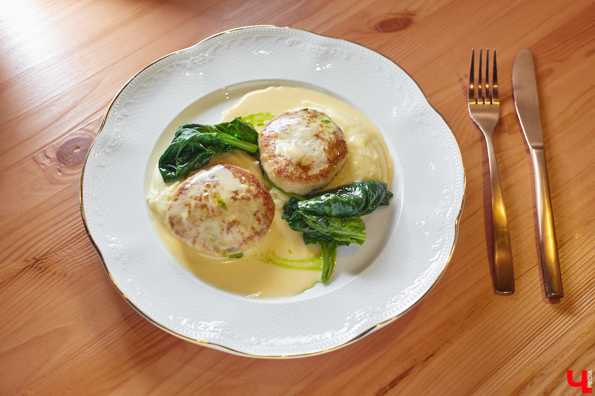 Пожалуй, самое мясное место во Владимире — VLADBEEF BAR — продолжает удивлять гостей. Исключительная кухня, в концепции которой приготовление всех видов стейков из мраморной говядины, позволит вам значительно расширить свои гастрономические горизонты. Теперь под брутальной черной вывеской в роскошных залах, где стиль лофт гармонично объединен со стилем ар-деко, одинаково уютно будут чувствовать себя и любители мяса, и поклонники рыбных блюд.