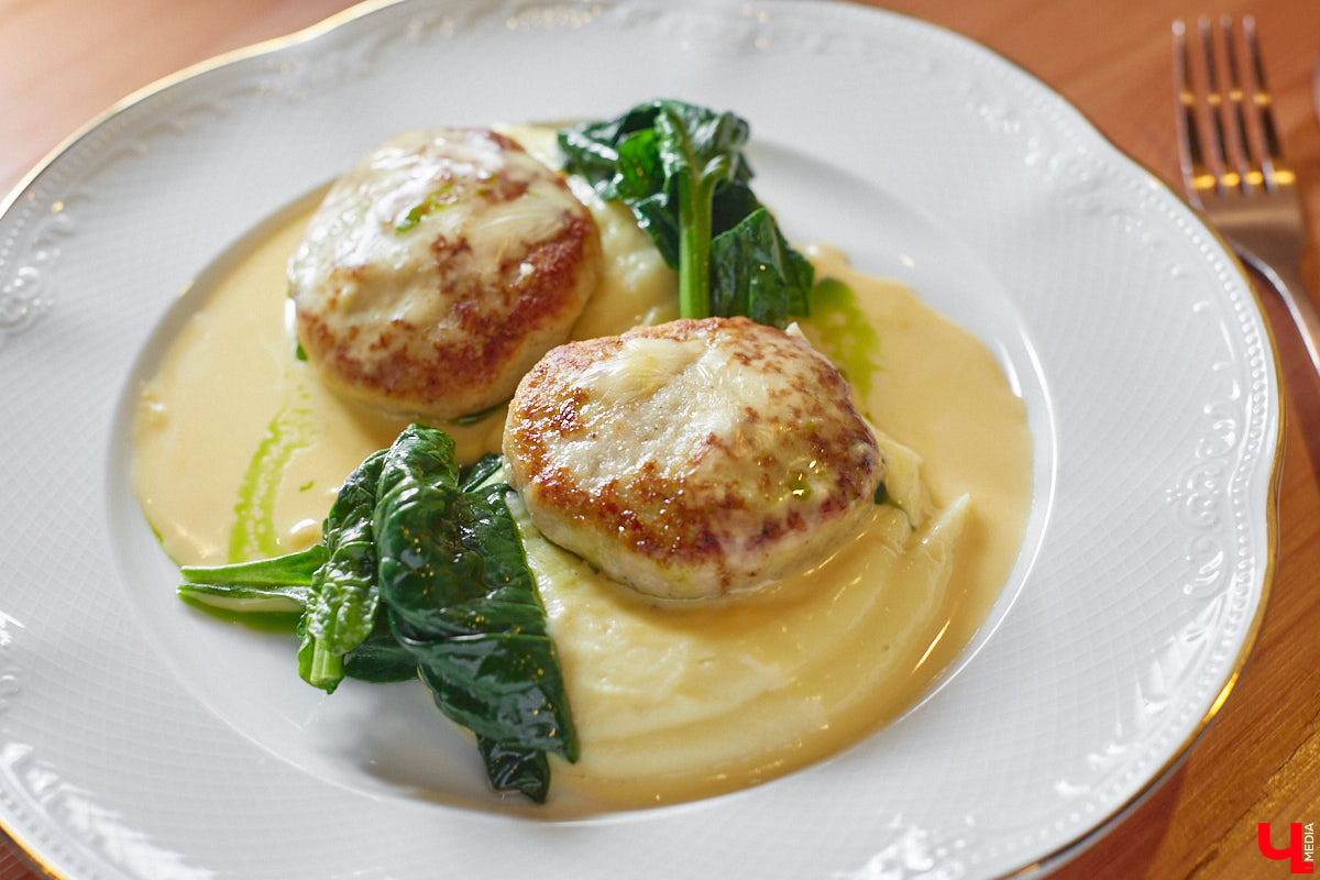 Пожалуй, самое мясное место во Владимире — VLADBEEF BAR — продолжает удивлять гостей. Исключительная кухня, в концепции которой приготовление всех видов стейков из мраморной говядины, позволит вам значительно расширить свои гастрономические горизонты. Теперь под брутальной черной вывеской в роскошных залах, где стиль лофт гармонично объединен со стилем ар-деко, одинаково уютно будут чувствовать себя и любители мяса, и поклонники рыбных блюд.