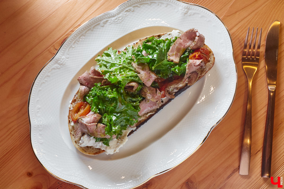 Пожалуй, самое мясное место во Владимире — VLADBEEF BAR — продолжает удивлять гостей. Исключительная кухня, в концепции которой приготовление всех видов стейков из мраморной говядины, позволит вам значительно расширить свои гастрономические горизонты. Теперь под брутальной черной вывеской в роскошных залах, где стиль лофт гармонично объединен со стилем ар-деко, одинаково уютно будут чувствовать себя и любители мяса, и поклонники рыбных блюд.