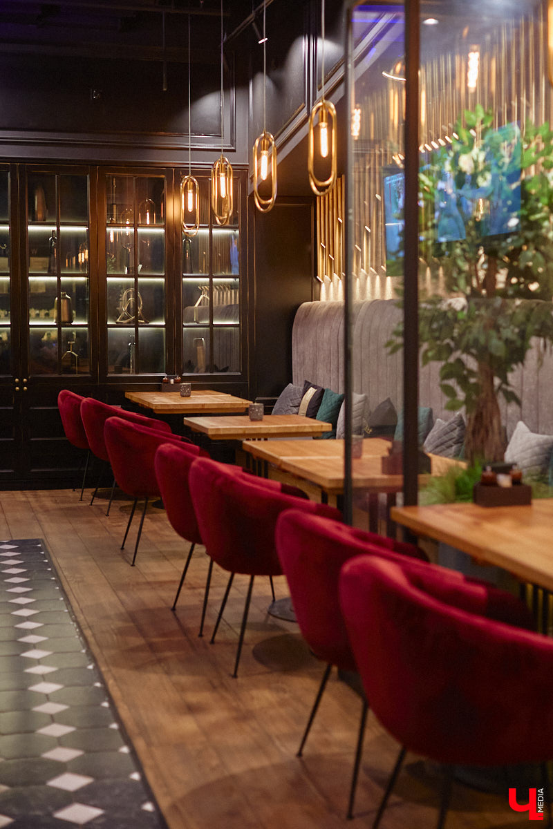 Пожалуй, самое мясное место во Владимире — VLADBEEF BAR — продолжает удивлять гостей. Исключительная кухня, в концепции которой приготовление всех видов стейков из мраморной говядины, позволит вам значительно расширить свои гастрономические горизонты. Теперь под брутальной черной вывеской в роскошных залах, где стиль лофт гармонично объединен со стилем ар-деко, одинаково уютно будут чувствовать себя и любители мяса, и поклонники рыбных блюд.