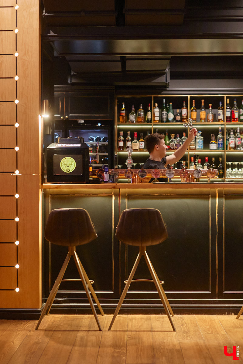 Пожалуй, самое мясное место во Владимире — VLADBEEF BAR — продолжает удивлять гостей. Исключительная кухня, в концепции которой приготовление всех видов стейков из мраморной говядины, позволит вам значительно расширить свои гастрономические горизонты. Теперь под брутальной черной вывеской в роскошных залах, где стиль лофт гармонично объединен со стилем ар-деко, одинаково уютно будут чувствовать себя и любители мяса, и поклонники рыбных блюд.