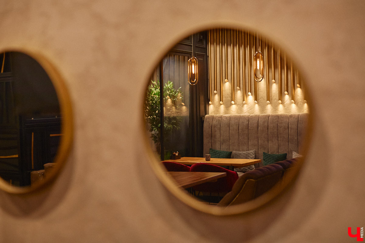 Пожалуй, самое мясное место во Владимире — VLADBEEF BAR — продолжает удивлять гостей. Исключительная кухня, в концепции которой приготовление всех видов стейков из мраморной говядины, позволит вам значительно расширить свои гастрономические горизонты. Теперь под брутальной черной вывеской в роскошных залах, где стиль лофт гармонично объединен со стилем ар-деко, одинаково уютно будут чувствовать себя и любители мяса, и поклонники рыбных блюд.