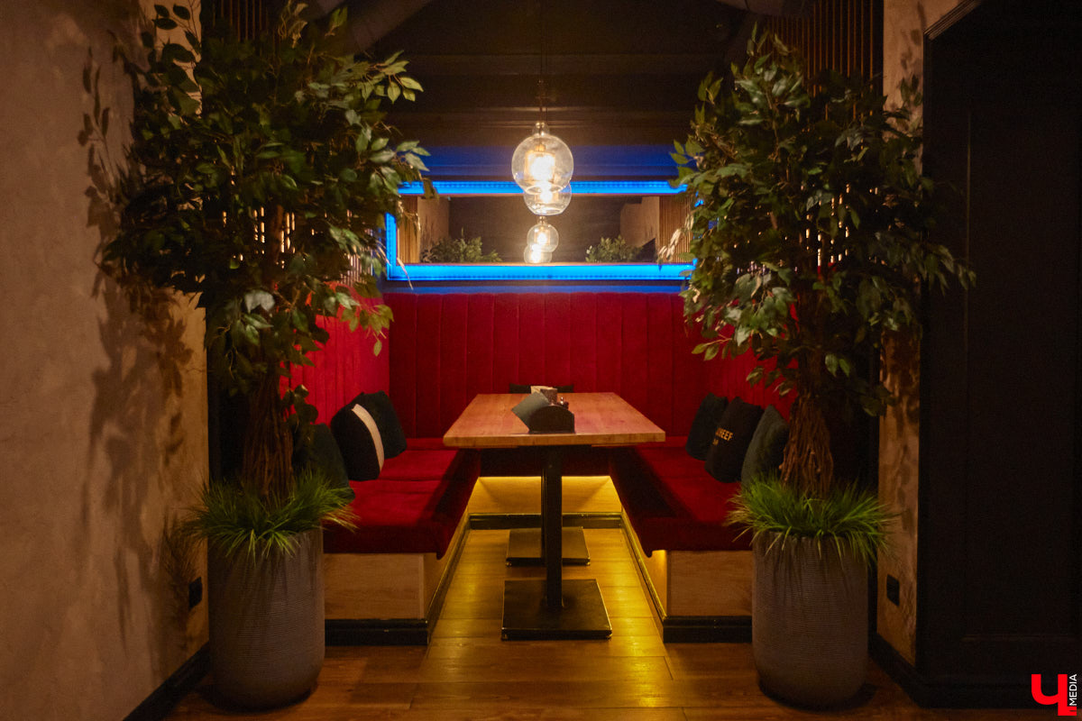 Пожалуй, самое мясное место во Владимире — VLADBEEF BAR — продолжает удивлять гостей. Исключительная кухня, в концепции которой приготовление всех видов стейков из мраморной говядины, позволит вам значительно расширить свои гастрономические горизонты. Теперь под брутальной черной вывеской в роскошных залах, где стиль лофт гармонично объединен со стилем ар-деко, одинаково уютно будут чувствовать себя и любители мяса, и поклонники рыбных блюд.