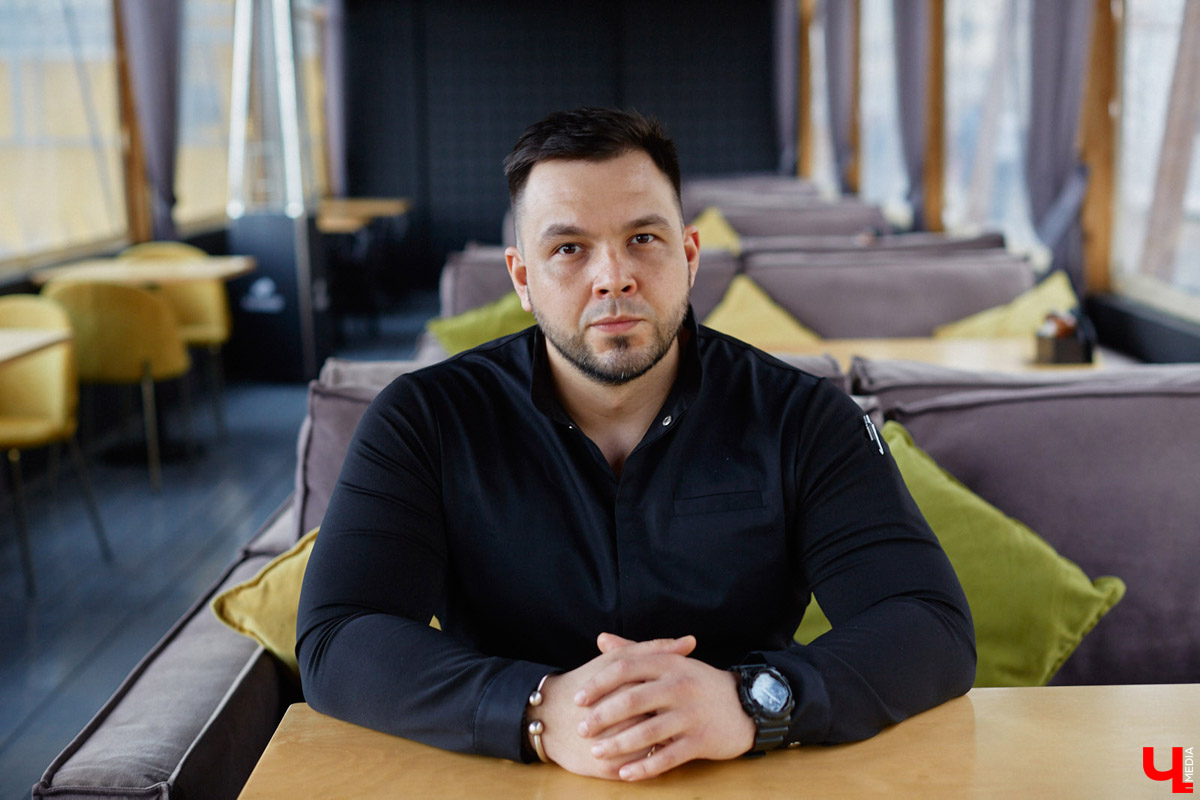 Пожалуй, самое мясное место во Владимире — VLADBEEF BAR — продолжает удивлять гостей. Исключительная кухня, в концепции которой приготовление всех видов стейков из мраморной говядины, позволит вам значительно расширить свои гастрономические горизонты. Теперь под брутальной черной вывеской в роскошных залах, где стиль лофт гармонично объединен со стилем ар-деко, одинаково уютно будут чувствовать себя и любители мяса, и поклонники рыбных блюд.