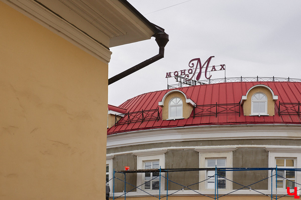 В начале Никитской улицы сразу бросается в глаза полукаменный дом № 2. В четном ряду своих собратьев он выделяется особой архитектурой, внушительным объемом, хорошо сохранившимися старинными воротами, наличниками и даже ставнями, что в исторической части Владимира сейчас большая редкость. А еще внимание привлекают две вывески на здании, знакомство с которыми вызывает множество вопросов.