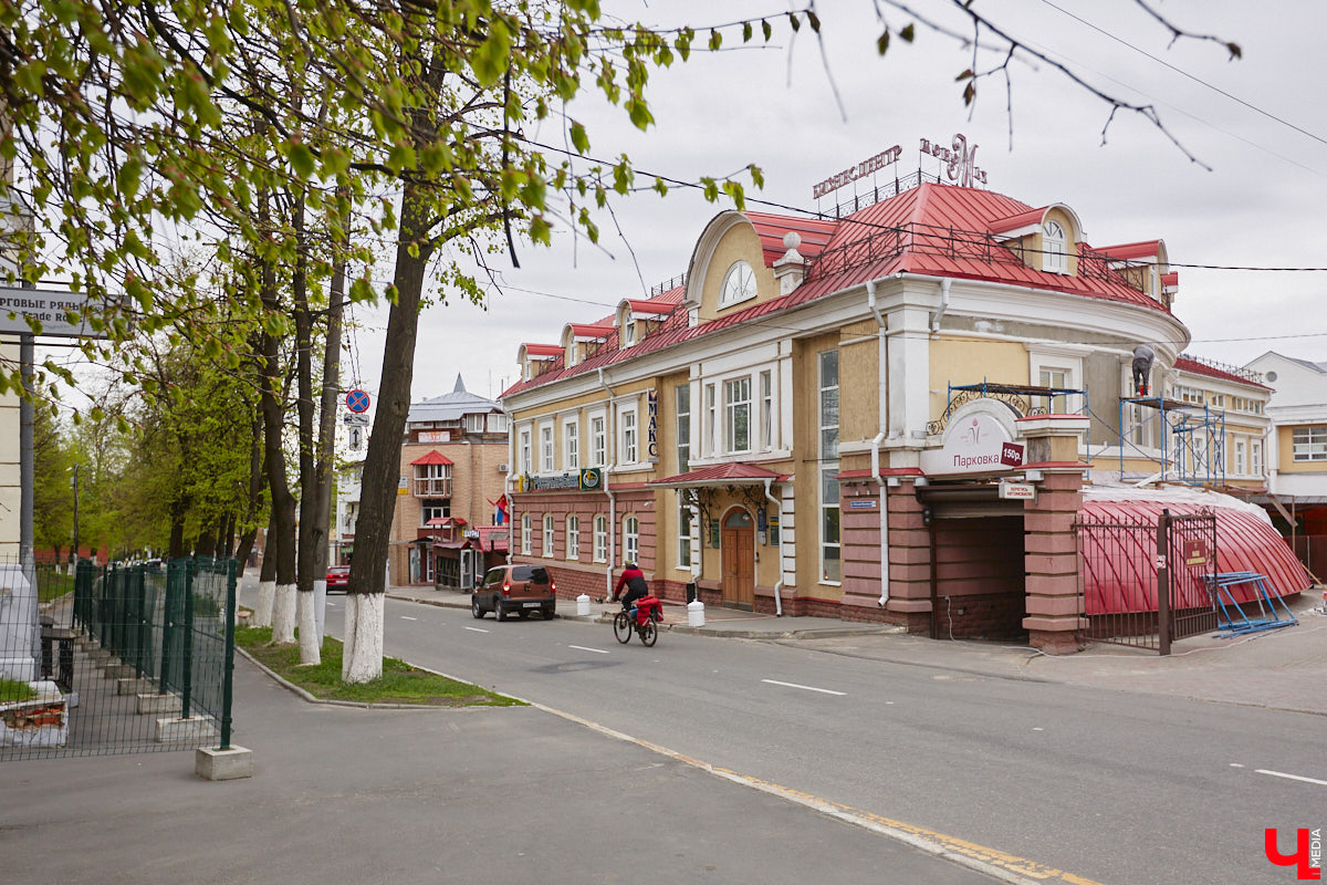 В начале Никитской улицы сразу бросается в глаза полукаменный дом № 2. В четном ряду своих собратьев он выделяется особой архитектурой, внушительным объемом, хорошо сохранившимися старинными воротами, наличниками и даже ставнями, что в исторической части Владимира сейчас большая редкость. А еще внимание привлекают две вывески на здании, знакомство с которыми вызывает множество вопросов.